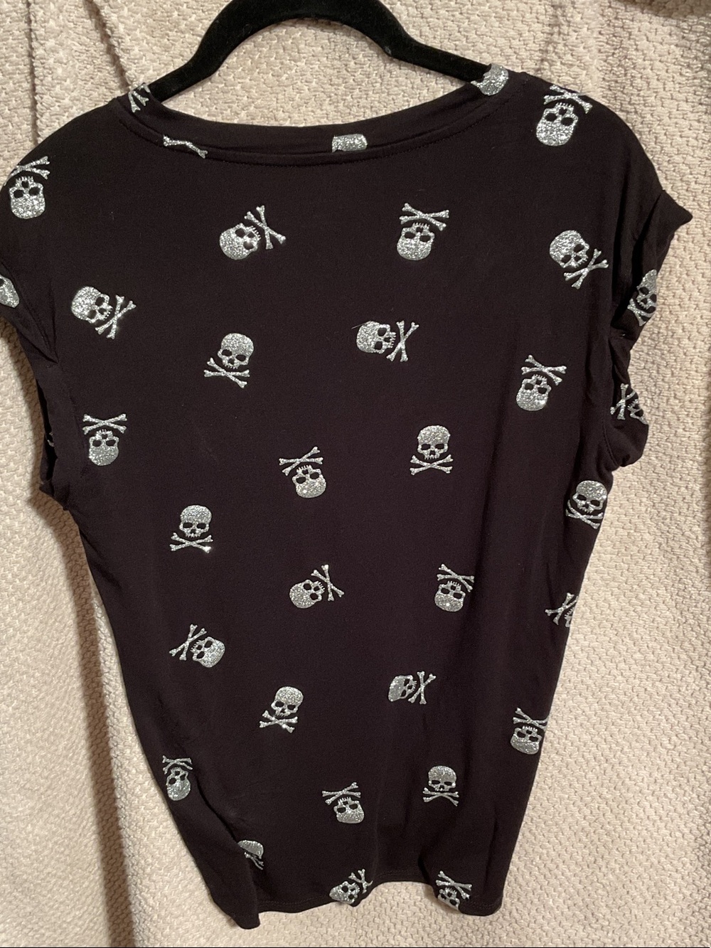 No Boundaries Black V-Neck Short Sleeve Skull Print Top - Picture 5 of 5
